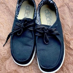 2 pairs of hey dudes size 10